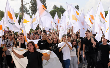 Schüler:innen protestieren am Checkpoint Mia Mila östlich von Nikosia anlässlich des 40-jährigen Bestehens der TRNC am 15. November 2023 für ein vereintes Zypern. Foto: Elena Athina Mieslinger  