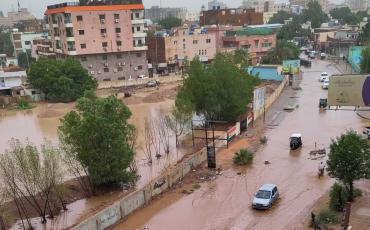 Zwischen stundenlanger Abschaltung des Stroms, unzureichender Wasserversorgung, rapide steigenden Lebenshaltungskosten Hunger und Armut, glühender Hitze und dann starken Überschwemmungen in der Regenzeit ist der politische Widerstand schwer. Foto: Brandie Podlech, Khartoum August 2022