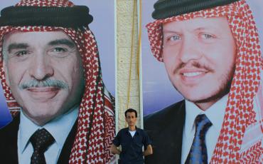Überlebensgroße Portraits der jordanischen Könige Hussein (lI) und Abdallah in Amman. Foto: Johannes Gunesch