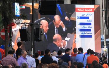 Liveübertragung der Stimmenauszählung in Beirut - Aoun rechts im Zentrum. Foto: Diana Beck (C)