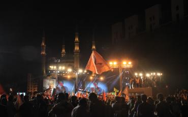 Aoun-Fans feiern am Montagabend auf dem Märtyrerplatz in Beirut. Im Hintergrund die al-Amin-Moschee. Foto: Diana Beck