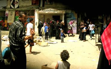 Lebensmittelausgabe an syrische Flüchtlinge im Shatila Flüchtlinglager, Mai 2013. Foto: Lea Frehse