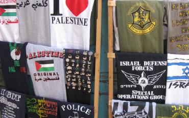 Souvenir-shop in the Old City of Jerusalem. Two realities confront each other closely in Israel and Palestine - they should both be taken seriously. Picture: B. Straub (CC BY-SA 2.0)