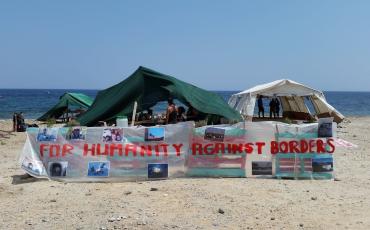 Das provisorische Zeltlager des "No Border Social Center" am Strand von Lesbos. Foto: No Border Kitchen Lesvos (https://www.facebook.com/NBKLesvos/?fref=ts)