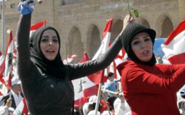 Libanesische Frauen auf einer Demonstration auf dem Märtyrerplatz in Beirut. Foto: Bodo Straub