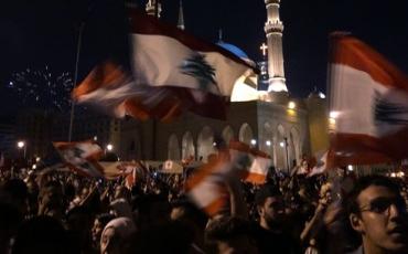 Protestierende vor der Mohammad Al-Amine Moschee im Herzen von Beirut. Foto: Ginan Osman