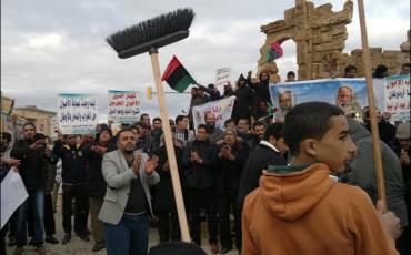 Die Auseinandersetzungen in Libyen halten an. Hier eine Demonstration in Shahat gegen den Nationalkongress (GNC). Photo: Magharebia/Flickr (https://www.flickr.com/photos/29324474@N02/12367267565, CC BY 2.0)