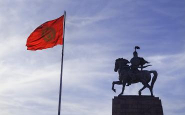 Der Ala-Too-Platz in der kirgisischen Hauptstadt Bishkek mit der Manas-Statue war Schauplatz der diesjährigen Unabhängigkeitsfeier. Enthüllt wurde die Statue vor fünf Jahren, anlässlich des 20. Staatsjubiläums - doch sie verweist auf etwas viel Älteres: eine Art mystische Waffenbruderschaft zwischen dem Heute und dem Gestern. Foto: Flickr/Dan Lundberg https://flic.kr/p/qLEX6p, cc-by-sa-2.0 https://creativecommons.org/licenses/by-sa/2.0/.