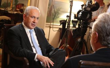 Hat derzeit viel zu erklären: Israels Premier Benjamin Netanjahu. Foto: "Prime Minister Netanyahu Interview with CNN's Wolf Blitzer" von IsraelInUSA bei Flickr (https://flic.kr/p/atvp7A), Lizenz: cc-by 2.0 (https://creativecommons.org/licenses/by/2.0/)