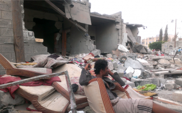 Nach einem Luftangriff in Sanaa betrachtet ein Mann die Zerstörung. Bilder wie dieses kennt man inzwischen aus dem Jemen - die Hintergründe des Konflikts aber kaum. Foto: Almigdad Mojalli,VOA/Wikicommons (Public Domain: http://gdb.voanews.com/F6EE18A7-2A62-4670-8E1F-53452BD3787F_mw1866_mh799_s.png )