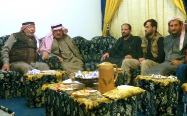Scheich Abu Yasser (im Bild links) mit Beratern im Empfangszimmer seines Hauses in Ma'an. Foto: Lea Frehse (C)