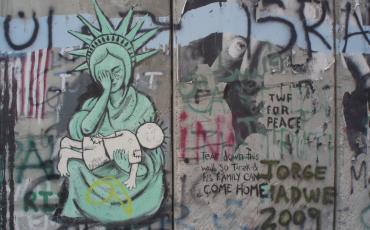  Mauerkunst in Bethlehem. Die Freiheitsstatue weint um Handala: Die Cartoon-Figur ist eines der berühmtesten Symbole des palästinensischen Widerstandes. Foto: Lea Frehse CC 2.0 BY-NC-SA
