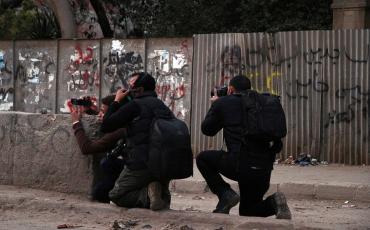 JournalistInnen fotografieren eine Auseinandersetzung zwischen Muslimbrüdern und Sicherheitskräften in Kairo, 31.01.2014. Foto: Mustafa Bassim (C)