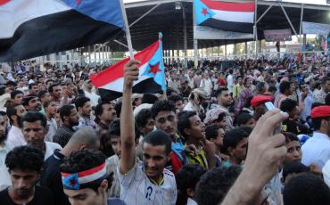 "Protest Aden Arab Spring 2011" von AlMahra (https://commons.wikimedia.org/w/index.php?search=Southern+Transitional+Council&title=Special:Search&go=Go&ns0=1&ns6=1&ns12=1&ns14=1&ns100=1&ns106=1&searchToken=1enj1176cjxeyh89ser5v5p6g#%2Fmedia%2FFile%3AProtest_Aden_Arab_Spring_2011.jpg), Lizenz CC BY-SA 4.0 (https://creativecommons.org/licenses/by/4.0)/