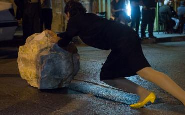 Das schwarze Kleid und die gelben Pumps der Künstlerin erinnern an ein ikonisches Foto der ersten Intifada – eine steinewerfende Frau, noch im Kostüm des sonntäglichen Kirchgangs. Foto: Jan Hennies.