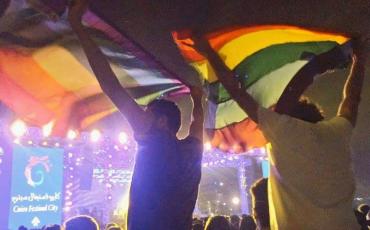 Junge Männer hissen die Regenbogen-Flagge während des Mashrou-Leila-Konzerts. Dieses Bild und weitere haben im Anschluss in Ägypten für enormen Aufruhr gesorgt. 