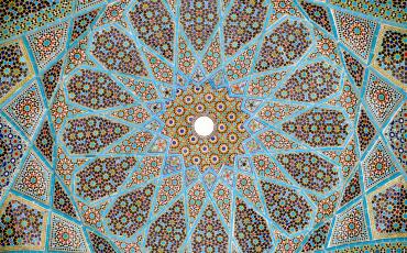 Die Decke am Grabmal des persischen Dichters Hafez. Foto: https://upload.wikimedia.org/wikipedia/commons/6/60/Roof_hafez_tomb.jpg