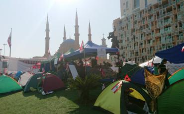 Protestierende campen vor der Märtyrer-Statue im Herzen Beiruts. Foto: Johanna Luther (C)