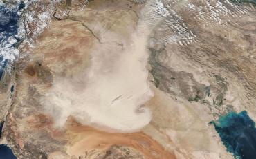 Ein Sandsturm, der vor einigen Tagen über Saudi-Arabien hinwegfegte. Das Symbol war einfach zu passend, als dass wir ein anderes Bild hätten nehmen können... Foto: Antti Lipponen/Flickr (https://flic.kr/p/ZT8mqW), Lizenz: cc-by 2.0 (https://creativecommons.org/licenses/by/2.0/)