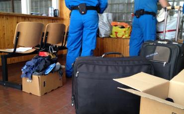 Ungarische Polizisten untersuchen die Kleiderspenden für die Häftlinge in Kiskunhalas. Foto: Welte