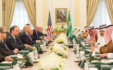 "Klar ist, dass Donald Trump durch seine Reise nach Riad und den Waffendeal ein deutliches Zeichen gesetzt hat." US-Präsident Trump beim Staatsbesuch in Riad mit dem saudischen König Salman. Foto: The White House/Flickr, Public Domain