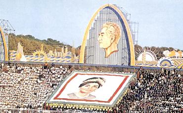 Die Parade zur Krönung Mohammad Reza Pahlavis, dem selbsternannten Aryamehr (dt.: Licht der Arier), zum Shahanshah (König der Könige) 1967. Foto: mashruteh.org, via Wikimedia Commons, Lizenz CC BY-SA 4.0.