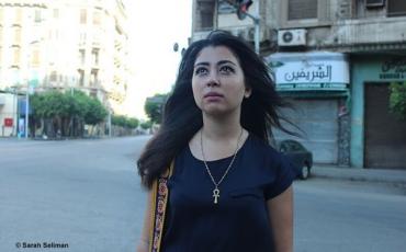 Eine der porträtierten Frauen der 'Sidewalk Stories' Ausstellung in Downtown Kairo. Photo: Sarah Seliman