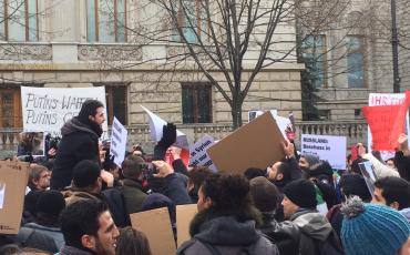 Deutlich mehr Menschen als erwartet demonstrierten am Mittwoch vor der russischen Botschaft in Berlin. Foto: Daniel Walter