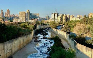 Der kanalisierte Fluss in Richtung Stadtzentrum und -hafen. Bild: Bruna Rohling, Beirut, November 2020
