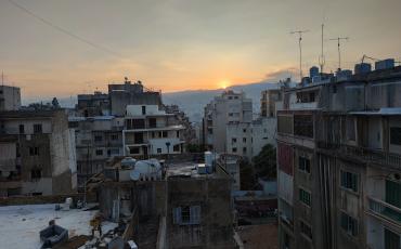 Sonnenaufgang in Beirut. Ein Blick auf die Dächer die mit Wassertanks bestückt sind. Foto: Elisa Nobel-Dilaty