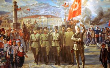 Die Türkei blickt auf eine weitreichende Militär-Geschichte zurück, die türkische Armee zählt auch heute noch zu den größten der Welt. Bild: Einnahme Izmirs 1922, Public Domain. 
