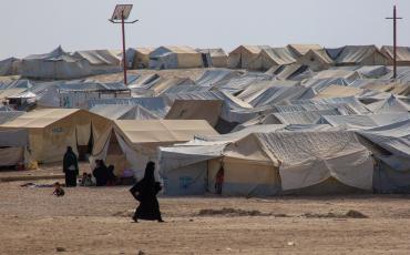 Al-Hol Camp in Syrien, wo viele Anhänger:innen des IS interniert sind. Foto: Y. Boechat (VOA, Public Domain)) 