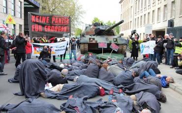 Vor einem Jahr haben die Aktivist_innen der Abrüstungsorganisation IPPNW noch bei der Jahreshauptversammlung von Rheinmetall gegen Waffenexporte in die Türkei protestiert - dieses Problem hat sich nun zum Glück erledigt. Foto: "Protest gegen Rüstungsexporte", IPPNW Deutschland/Flickr (https://flic.kr/p/U6XPCx); Lizenz: CC BY-NC-SA 2.0 (https://creativecommons.org/licenses/by-nc-sa/2.0/)