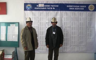 Wahlhelfer mit nationaler Kopfbedeckung. Wie gut lassen sich Kirgistans Traditionen mit Demokratisierung verbinden? Foto: U.S. Department of State / public domain