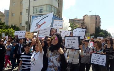 2015, Demonstration in Beirut: Frauen fordern mehr Schutz vor innerhäuslicher Gewalt. Zwei Wochen zuvor war eine Frau mit 17 Schüssen von ihrem Mann getötet worden. Foto: Joelle Hatem/Flickr, https://flic.kr/p/tArXbQ, CC BY-NC-ND 2.0, https://creativecommons.org/licenses/by-nc-nd/2.0/. 