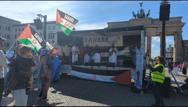 Sahrauische Solidaritätsveranstaltung vor dem Brandenburger Tor. Foto: Lennart Kreuzfeld