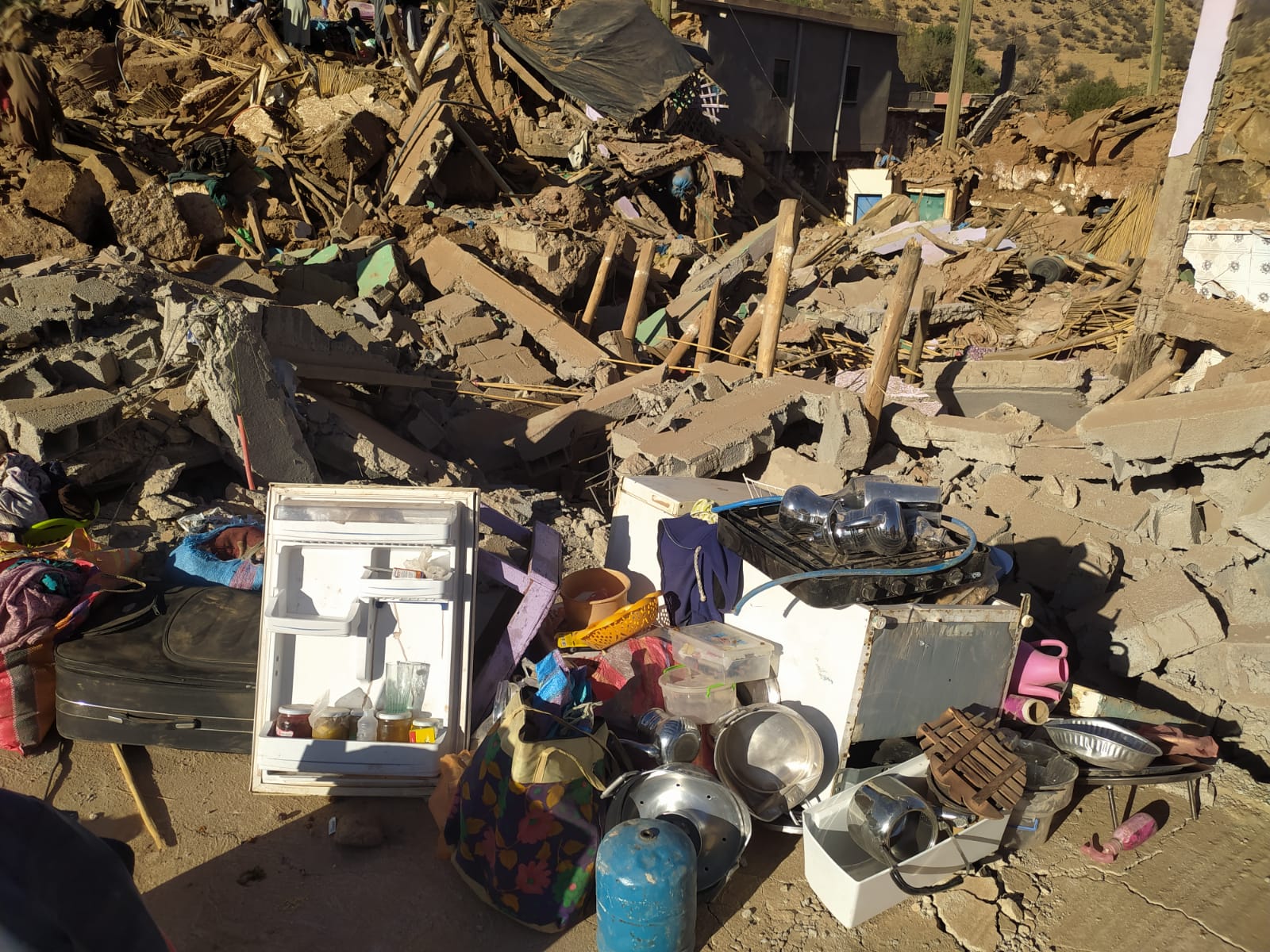 Güter des täglichen Gebrauchs sind zerstört oder verschüttet. Foto: Abdellah Elbouzidi