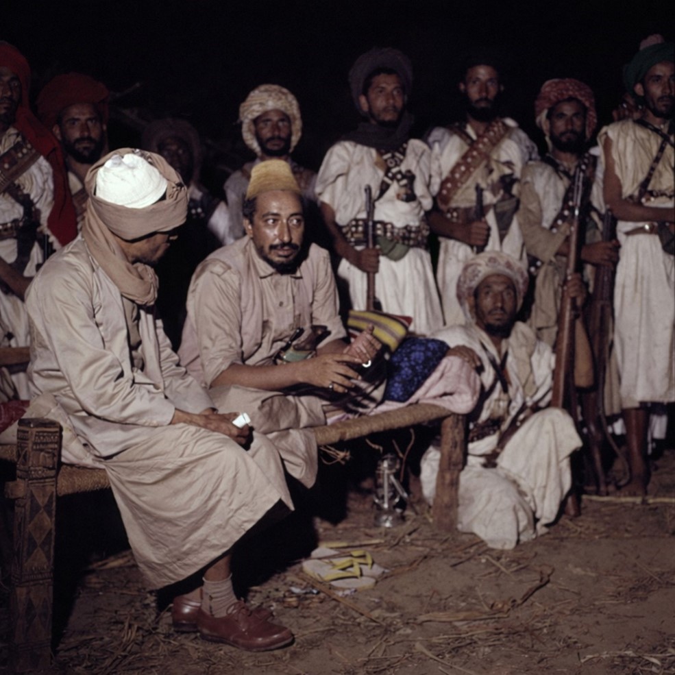 Imam Al-Badr und seine Stammeskämpfer. Foto: alamree.net (https://alamree.net/sanaa1/h2/ye-1962-5.jpg), Public Domain