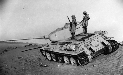 Stammeskrieger auf einem ägyptischen T-34 Panzer sowjetischer Bauart. Foto: alamree.net (https://alamree.net/sanaa1/s5/17april-1964.jpg), Public Domain