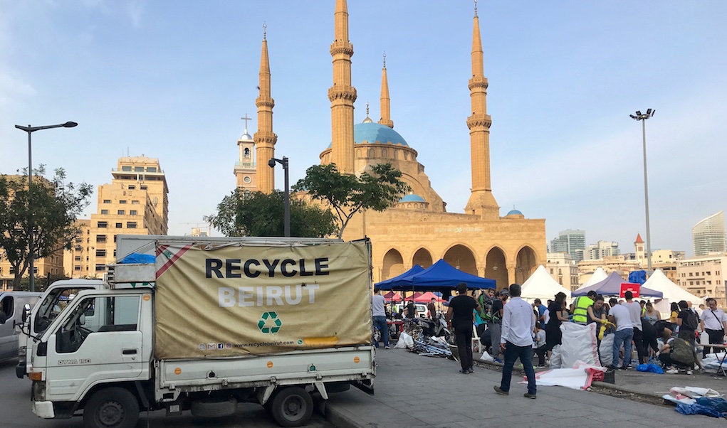 Aufräumaktion während der Proteste im Oktober 2019 in Downtown Beirut, Märtyrerplatz, mit freiwilligen Helfer:innen und der nichtstaatlichen Organisation Recycle Beirut. Bild: Bruna Rohling, Beirut, Oktober 2019