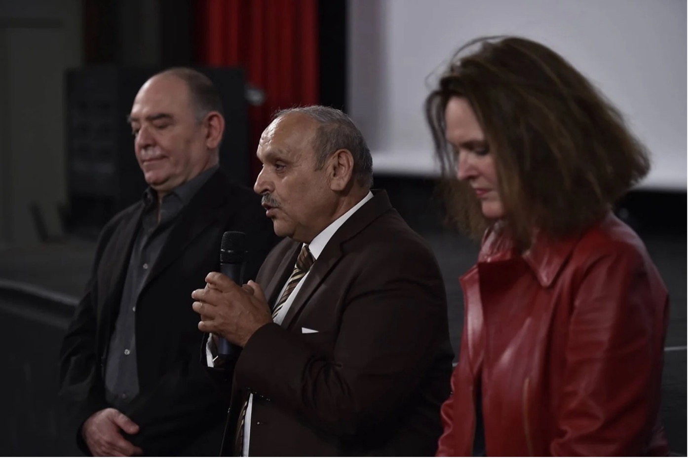 Lokman Slim, der ehemals in Tadmor inhaftierte Ali Abou Dehn und Monika Borgmann bei der libanesischen Premiere des Dokumentarfilms. Foto: UMAM Productions