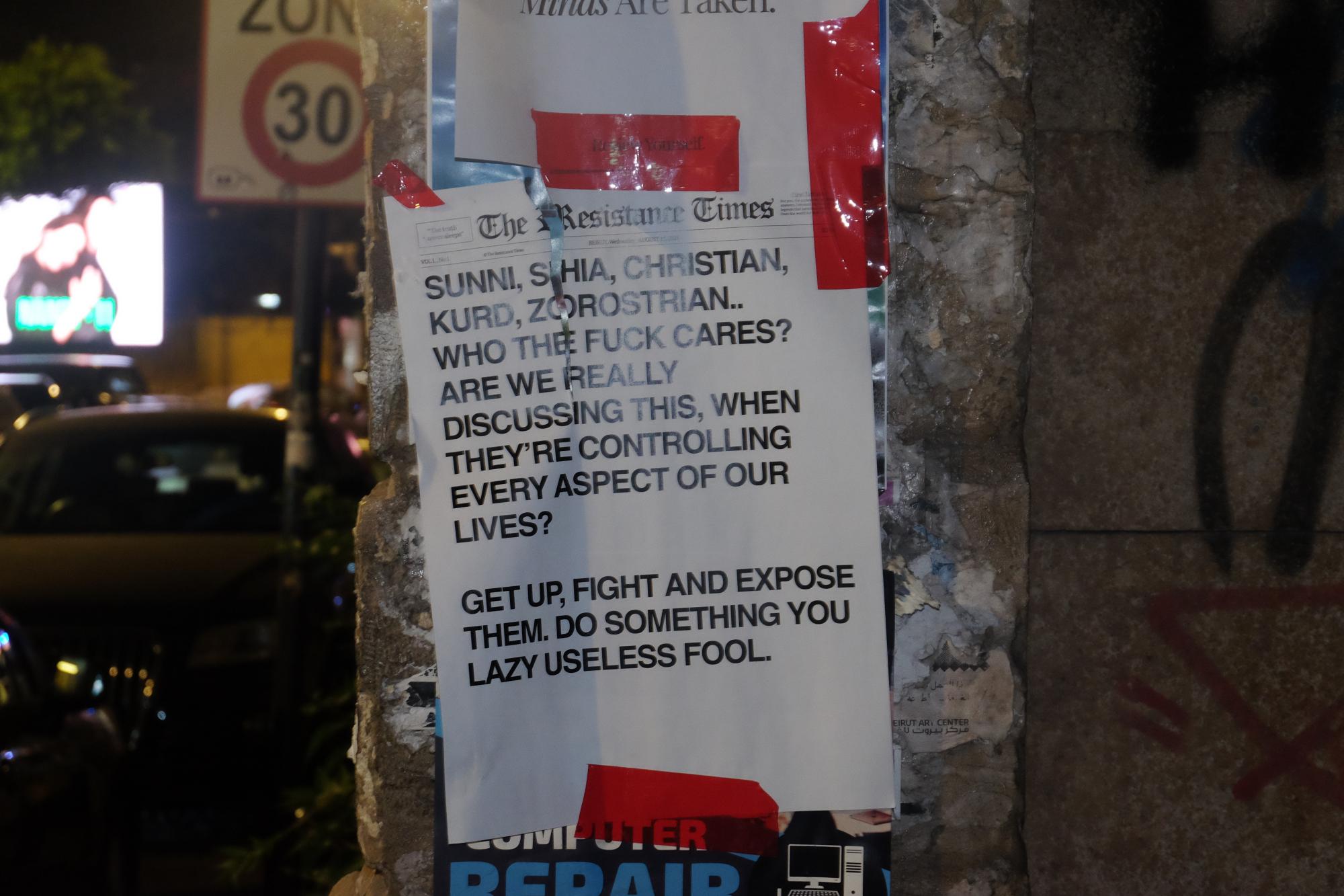 Ein Plakat, das religiöse und ethnische Spaltung und israelische Aktionen im Libanon kritisiert, hängt in Mar Mikhael, einer belebten Ausgehstraße in Beirut. 18.08. 2025. Foto: Justus Könneker.