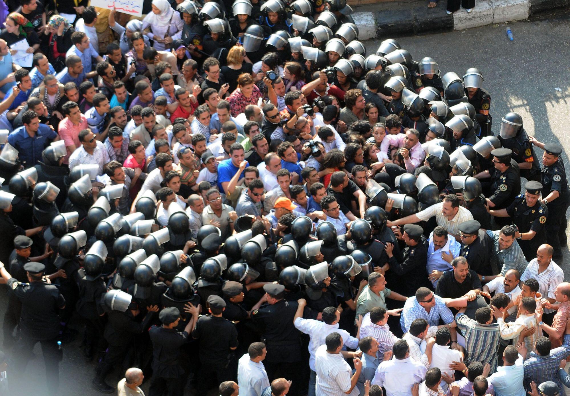 Ägyptische Demonstrant:innen am 13. Juni 2010, umringt von Wehrdienstleistenden. Foto: Mohamed Abd El-Ghany (REUTERS / Alamy Stock Photo)