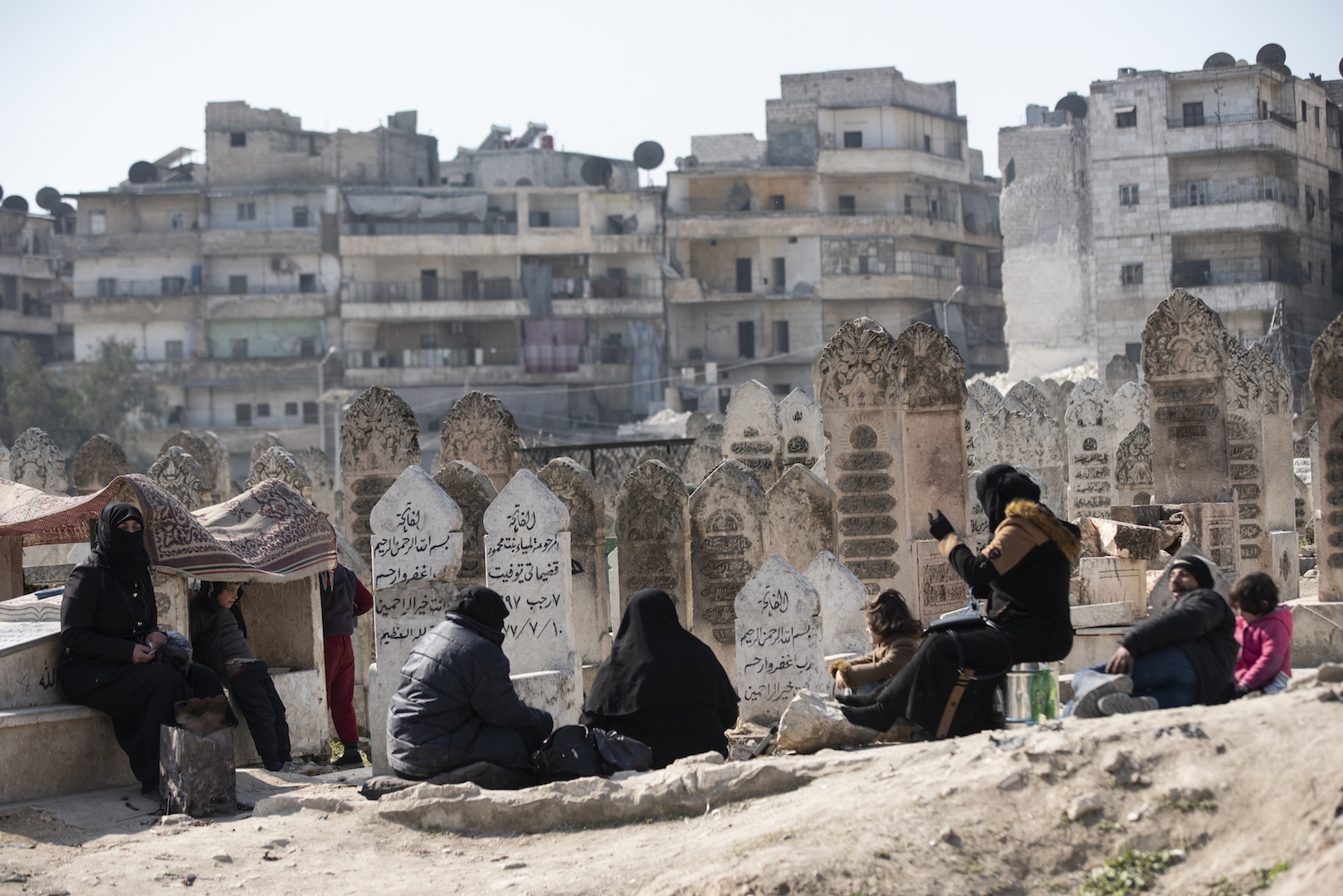 Manche Überlebende in Aleppo haben Zuflucht auf einem Friedhof gefunden. 18.02.2023 Foto:  Hasan Belal IG hasan.belal.001