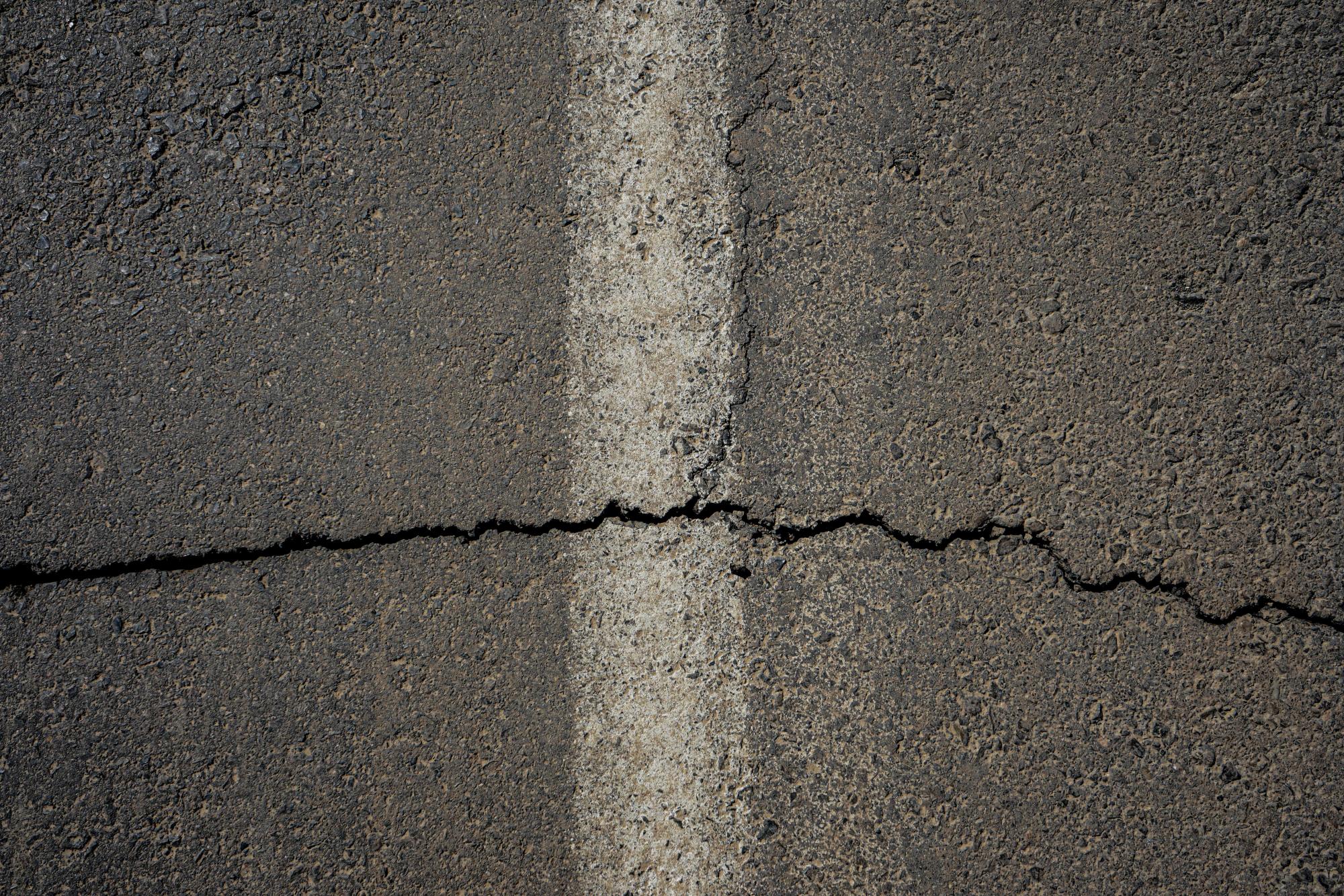Die Risse, die das Erdbeben verursacht hat, sind weiterhin sichtbar. Foto: Erlent Karadoruk