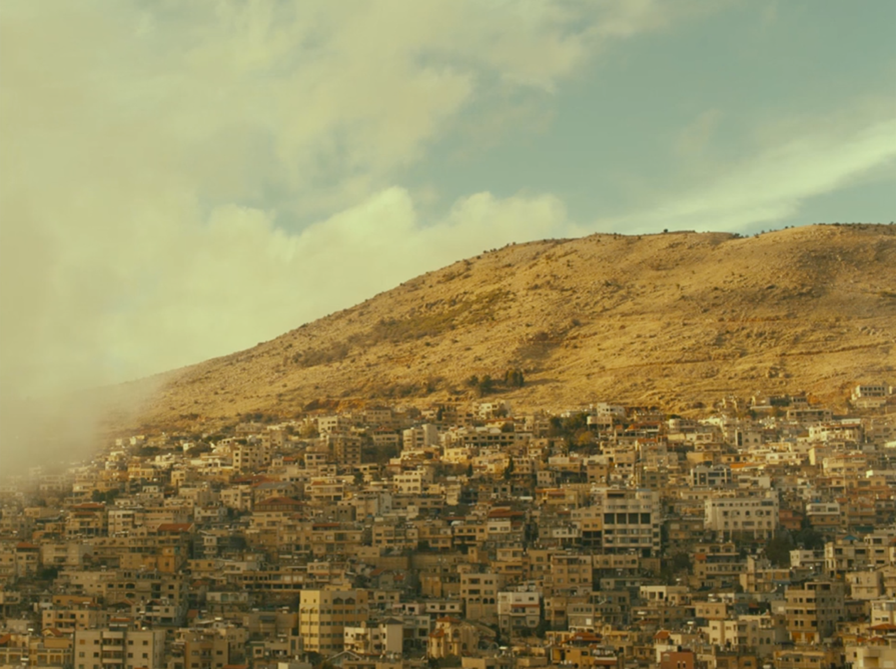 Foto: Szenenbild, Dorf auf den Golanhöhen, aus Ameer Fakher Eldin’s “The Stranger” (2021)