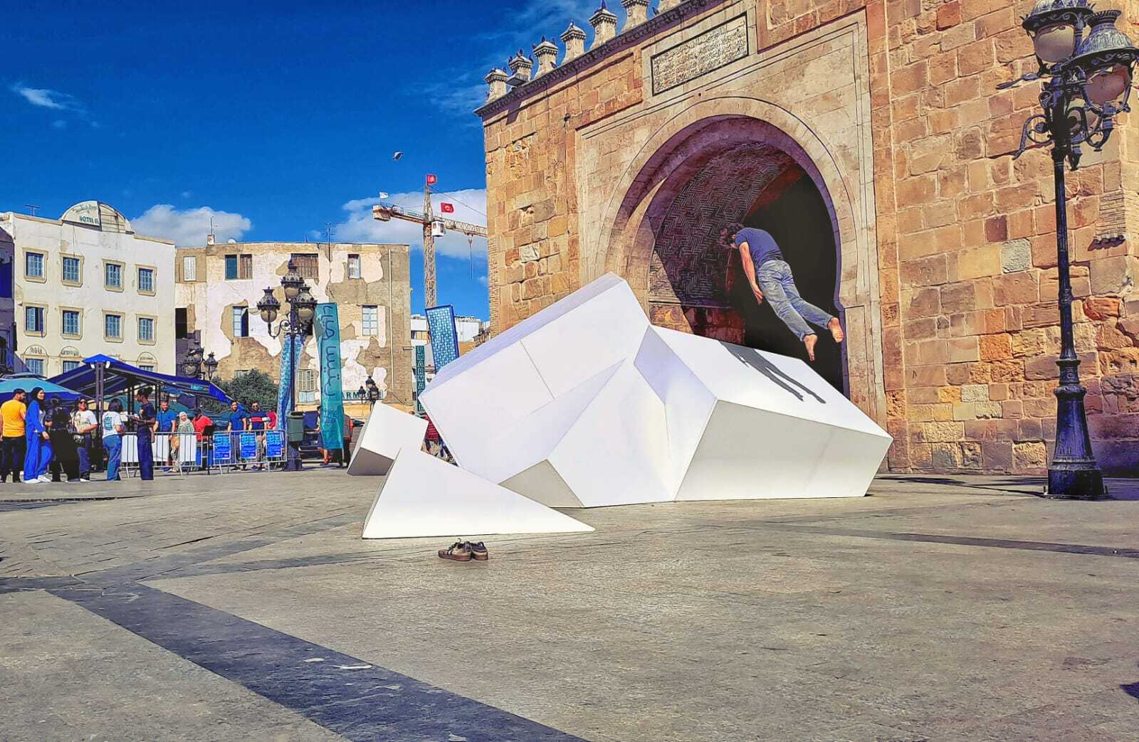 Tanz, Theater und Kunst - überall in der Altstadt finden Veranstaltungen statt. Die Choreographie von Jean-Baptiste André bezieht mehrere plastische Skultpturen mit ein und nutzt als Kulisse ein altes Tor der Medina. Foto: Haroun Ben Youssef.