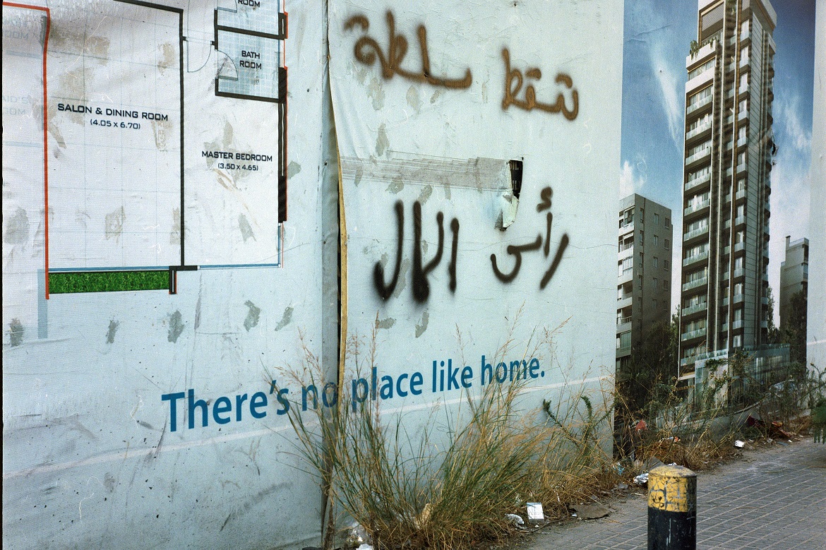 Graffiti "Down with the capitalist system", Beirut. Foto: Manu Feneini (IG: manufeneini)