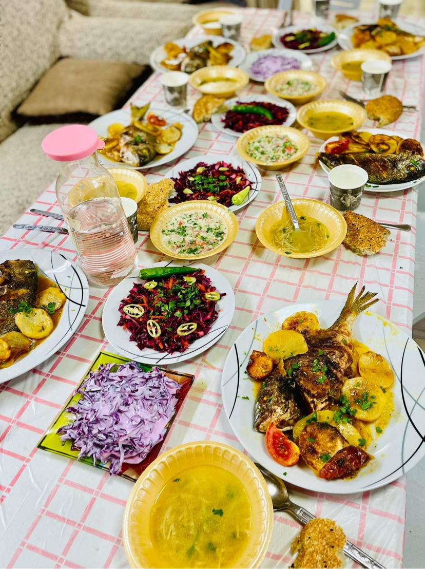 Gegrillter Fisch, Salate und Suppen warten darauf, nach Sonnenuntergang verspeist zu werden; Foto von Shahd Ashour (Instagram @shahd_ashour8)