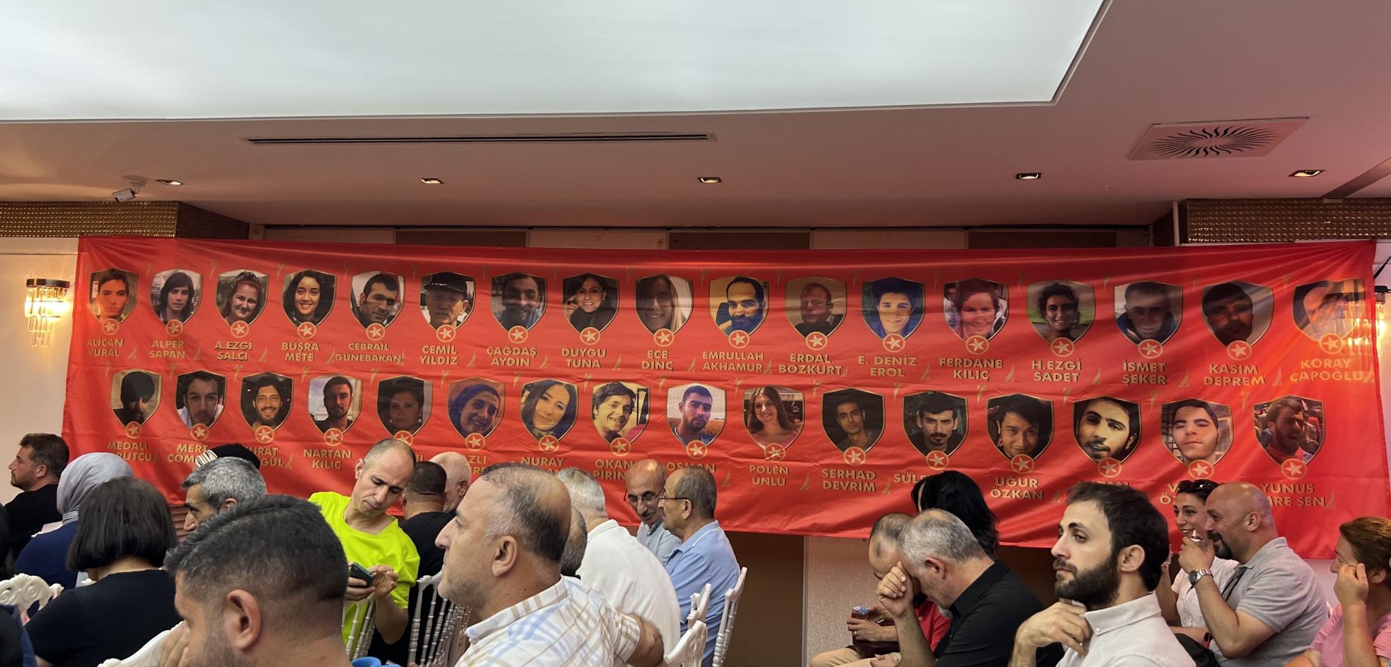 Banner mit den Namen und Fotos aller Opfer von Suruç. Foto: Filiz Yildirim